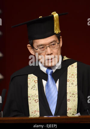 Tokyo, Giappone. 25 Mar, 2015. Il cancelliere Junichi Hamada dell Università di Tokyo risolve una cerimonia di inizio al suo Yasuda Auditorium di Tokyo del campus Hongo, mercoledì 25 marzo, 2015. Circa 3.000 studenti laureandosi dal Giappone più prestegious istituzione, ricevono i loro diplomi. © Natsuki Sakai/AFLO/Alamy Live News Foto Stock