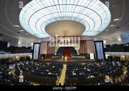 Tokyo, Giappone. 25 Mar, 2015. Circa 3.000 studenti laureato presso l'Università di Tokyo, Giappone più prestegious istituzione, ricevono i loro diplomi in una cerimonia di inizio al suo Yasuda Auditorium di Tokyo del campus Hongo, mercoledì 25 marzo, 2015. La maggioranza dei laureati seekng la loro carriera nel servizio civile teste per Kasumigaseki, dove il governo giapponese i ministeri e le agenzie sono concentrate. © Natsuki Sakai/AFLO/Alamy Live News Foto Stock