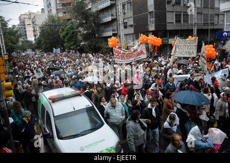 Tucuman, Argentina. 24 Mar, 2015. Le persone prendono parte ad una marcia organizzata per commemorare il 39o anniversario del colpo di Stato del 1976, a Cordoba, Argentina, il 24 marzo 2015. Ex militari argentini dominatore Jorge Rafael Videla, che ha preso il potere nel colpo di Stato del 1976 e governarono fino al 1981, torturata e uccisa di sinistra dei militanti in luoghi segreti di detenzione. Lui è stato imprigionato nel 2010 per servire frasi di vita dopo essere stati condannati per crimini contro l umanità e morì nel 2013 in carcere. © Julio Pantoja/TELAM/Xinhua/Alamy Live News Foto Stock