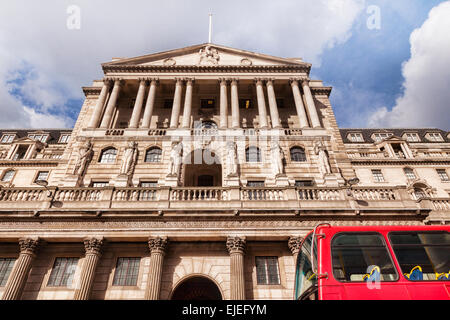 Bank of England, Threadneedle Street, Londra, Inghilterra, con un rosso London bus semplicemente passando da. Foto Stock
