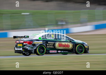 Donington Park, il Castello di Donnington, UK. Il 24 marzo 2015. Simon Belcher nella comoda Motorsport Toyota Avensis in azione durante il 2015 Dunlop MSA British Touring Car Championship media giornata a Donington Park il 24 marzo 2015 a Castle Donington, Inghilterra. (Foto di gergo Toth/Alamy Live News) Foto Stock