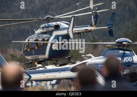 Seyne Les Alpes, Francia. 25 Mar, 2015. Elicotteri della gendarmeria francese di decollo per il sito dove un Germanwings aereo si schiantò nelle Alpi francesi in Seyne Les Alpes, Francia, 25 marzo 2015. Foto: PETER KNEFFEL/dpa/Alamy Live News Foto Stock