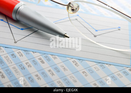 Tabulato dei dati statistici e analisi di business in ufficio Foto Stock