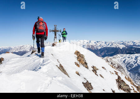 Alpinista sulla cima di Mt Penser Weißhorn sopra Penser Joch in Val Sarentino, Alpi Sarentine, Alto Adige Regione Foto Stock