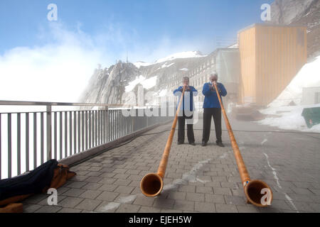 Lucerna, Svizzera - 10 aprile : musicisti non identificati sono la riproduzione di musica con i corni di montagna a Monte Pilatus in Lucerna Switze Foto Stock