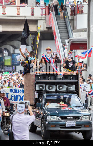 BANGKOK, Tailandia - 30 giugno : manifestanti non identificato, V per il gruppo di Thailandia, usura Guy Fawkes maschere per protestare contro il governo corruptio Foto Stock