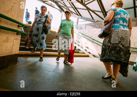 GOMEL, Bielorussia - Giugno 10, 2014: persone non identificate hanno passare attraverso un sottopassaggio a Gomel stazione ferroviaria. Foto Stock