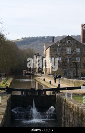 Giovane camminando lungo Rochdale canal alzaia in Hebden Bridge, West Yorkshire, Inghilterra, Regno Unito Foto Stock