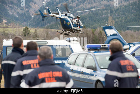 Seyne Les Alpes, Francia. 25 Mar, 2015. Elicotteri della gendarmeria francese di decollo per il sito dove un Germanwings aereo si schiantò nelle Alpi francesi in Seyne Les Alpes, Francia, 25 marzo 2015. Foto: PETER KNEFFEL/dpa/Alamy Live News Foto Stock