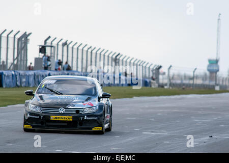 Donington Park, il Castello di Donnington, UK. Il 24 marzo 2015. Colin Turkington nel Team BMR's Volkswagen CC in azione durante il 2015 Dunlop MSA British Touring Car Championship media giornata a Donington Park il 24 marzo 2015 a Castle Donington, Inghilterra. (Foto di gergo Toth/Alamy Live News) Foto Stock