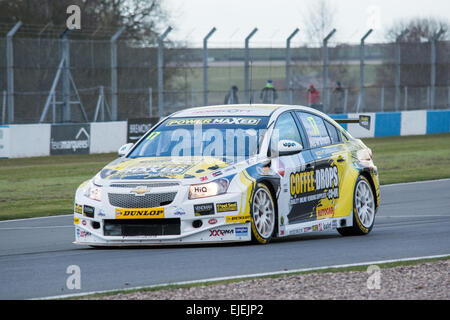 Donington Park, il Castello di Donnington, UK. Il 24 marzo 2015. Dave Newsham nella potenza Maxed Racing Chevrolet Cruze in azione durante il 2015 Dunlop MSA British Touring Car Championship media giornata a Donington Park il 24 marzo 2015 a Castle Donington, Inghilterra. (Foto di gergo Toth/Alamy Live News) Foto Stock