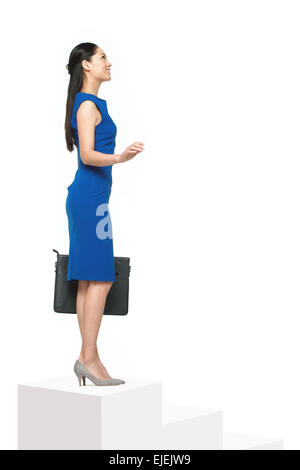 Business Woman Standing su per le scale Foto Stock