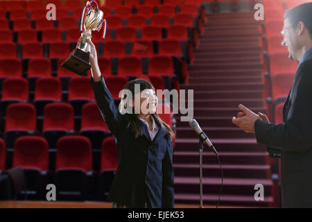 Internazionale di insegnante di scuola primaria è stato dare gli alunni Awards Foto Stock