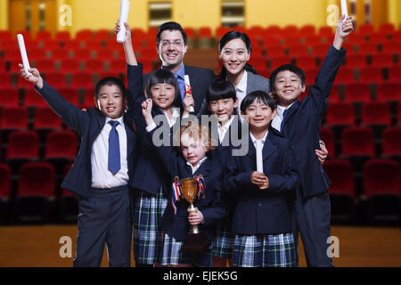 Gli insegnanti e gli alunni della classe Foto Stock