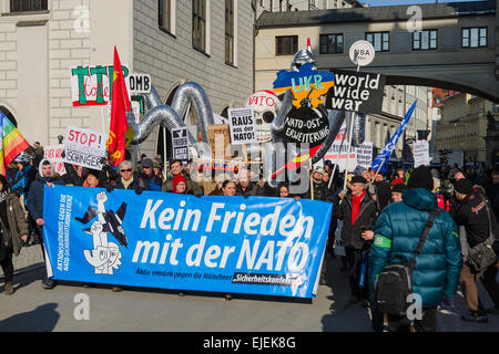 Unione anti-NATO di protesta pacifica dimostrazione. Testi su striscioni e cartelloni dice: 'Stop Alleanza Atlantica l'espansione verso est', 'nessuna amicizia con la NATO". Foto Stock