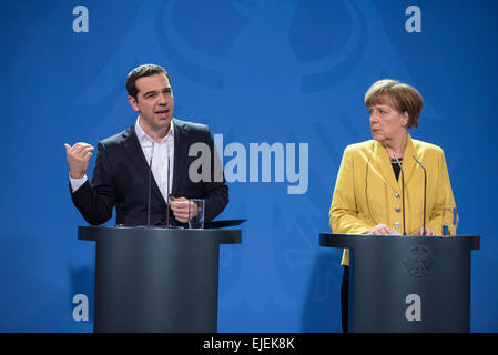 Il cancelliere tedesco Angela Merkel, a destra e al Primo ministro della Grecia Alexis Tsipras breve media durante un meeti bilaterali Foto Stock