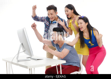 Emozionante giovani guardando i monitor dei computer Foto Stock