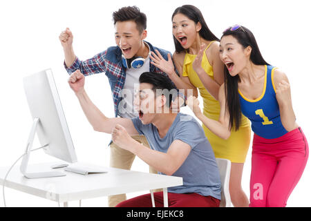 Emozionante giovani guardando i monitor dei computer Foto Stock