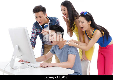 Emozionante giovani guardando i monitor dei computer Foto Stock