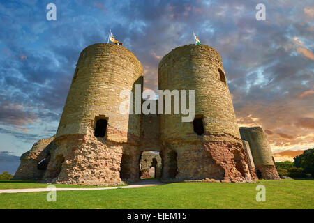 Rhuddlan castello costruito nel 1277 per Edward 1° accanto al fiume Clwyd, Rhuddlan, Denbighshire, Galles Foto Stock