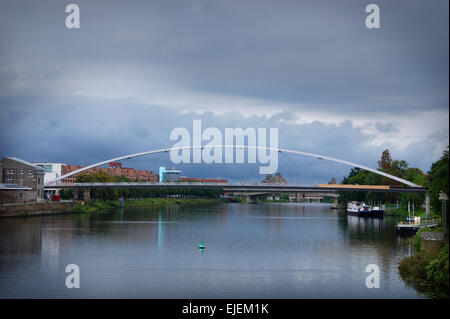 Hoge Brug Maastricht Paesi Bassi con il fiume Maas in primo piano Foto Stock