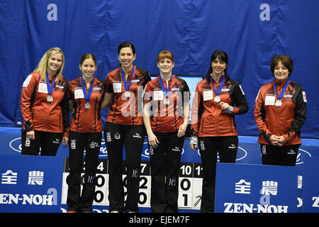 Sapporo, Hokkaido, Giappone. Essi sono da sinistra, Jennifer Jones, Kaitlyn Lawes, Jill Officer, Alba McEwen e Jennifer Clak-Rouire. 22 Mar, 2015. Canada team group (CAN) Curliing : secondo posto, giocatori del Canada celebrare durante il awardceremony dopo che il mondo femminile Campionato di Curling 2015 partita finale tra la Svizzera e il Canada a Tsukisamu palestra a Sapporo, Hokkaido, Giappone. Essi sono da sinistra, Jennifer Jones, Kaitlyn Lawes, Jill Officer, Alba McEwen e Jennifer Clak-Rouire . (Foto di © Hitoshi Mochizuki/AFLO/Alamy Live News Foto Stock