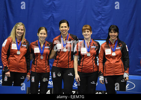 Sapporo, Hokkaido, Giappone. Essi sono da sinistra, Jennifer Jones, Kaitlyn Lawes, Jill Officer, Alba McEwen e Jennifer Clak-Rouire. 22 Mar, 2015. Canada team group (CAN) Curliing : secondo posto, giocatori del Canada celebrare durante il awardceremony dopo che il mondo femminile Campionato di Curling 2015 partita finale tra la Svizzera e il Canada a Tsukisamu palestra a Sapporo, Hokkaido, Giappone. Essi sono da sinistra, Jennifer Jones, Kaitlyn Lawes, Jill Officer, Alba McEwen e Jennifer Clak-Rouire . (Foto di © Hitoshi Mochizuki/AFLO/Alamy Live News Foto Stock