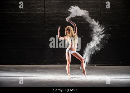 Aberystwyth, Wales, Regno Unito. 16 marzo, 2015. 'Dancing nella polvere' raffigurato Karoliina Kirso. Ballerini eseguono in nuvole di bianco talco in polvere sul palcoscenico Theatr y Werin, Aberystwyth Arts Centre in un teatro fisico progetto ideato, coreografia, progettato e fotografata da KEITH MORRIS. © Keith Morris/Alamy caratteristiche Foto Stock