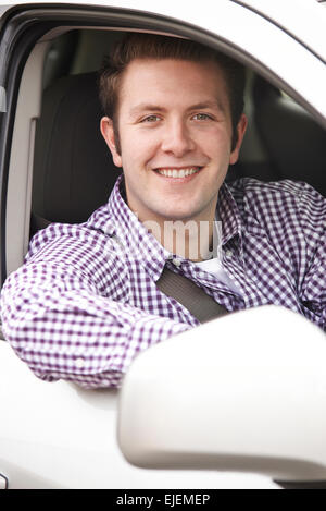 Ritratto di giovane maschio conducente guardando fuori della finestra Auto Foto Stock
