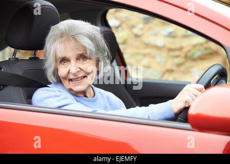 Ritratto di sorridere Senior donna alla guida di auto Foto Stock