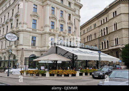 Persone bere e mangiare presso il Café Landtmann di Vienna in Austria. Foto Stock