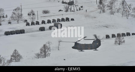 Febbraio 17, 2015, Hokkaido, Giappone : Giappone Terra di autodifesa della forza CH-47J Chinook prendere parte per scendere da paracadute durante il "Vento del Nord 2' CON GLI STATI UNITI Esercito Alaska 4-25 iBCT al Yausubetsu Area Formazione in Hokkaido, Giappone, il 17 febbraio 2015. © AFLO/Alamy Live News Foto Stock