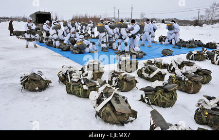 Febbraio 17, 2015, Hokkaido, Giappone : Gli stati degli STATI UNITI Esercito Alaska 4-25 iBCT prepararsi per scendere da paracadute durante il giunto esercitazione militare " vento del nord 2' con il Giappone del 1° Brigata Aerea di massa Forza di Autodifesa al Yausubetsu Area Formazione in Hokkaido, Giappone, il 17 febbraio 2015. © AFLO/Alamy Live News Foto Stock