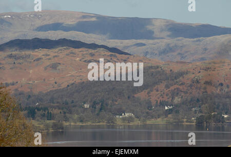 Lago di Windermere, Cumbria, Regno Unito. 25 marzo, 2015. Chiara giornata di sole sopra il lago di Windermere e l'ultima patch di neve sulle alte brughiere Credito: Gordon Shoosmith/Alamy Live News Foto Stock