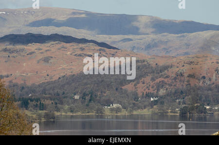 Lago di Windermere, Cumbria, Regno Unito. 25 marzo, 2015. Chiara giornata di sole sopra il lago di Windermere e l'ultima patch di neve sulle alte brughiere Credito: Gordon Shoosmith/Alamy Live News Foto Stock