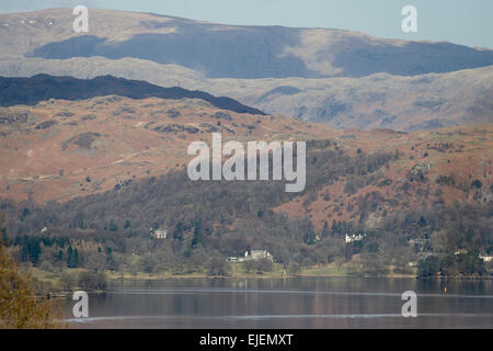 Lago di Windermere, Cumbria, Regno Unito. 25 marzo, 2015. Chiara giornata di sole sopra il lago di Windermere e l'ultima patch di neve sulle alte brughiere Credito: Gordon Shoosmith/Alamy Live News Foto Stock