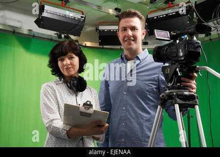 Ritratto di cameraman e pavimento Manager in Studio televisivo Foto Stock