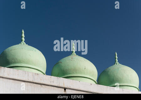 Close-up di tre verdi cupole della moschea contro il profondo blu del cielo, Pushkar, Rajasthan, India Foto Stock