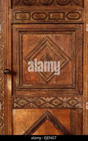 Dettaglio della scultura geometrica sulla porta di legno della chiesa seicentesca pulpito Foto Stock