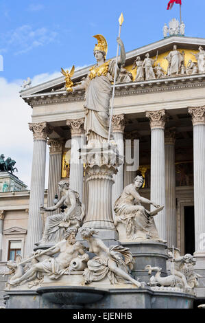 La Pallade Atena fontana di acqua di fronte al Parlamento, Vienna, Austria. Foto Stock