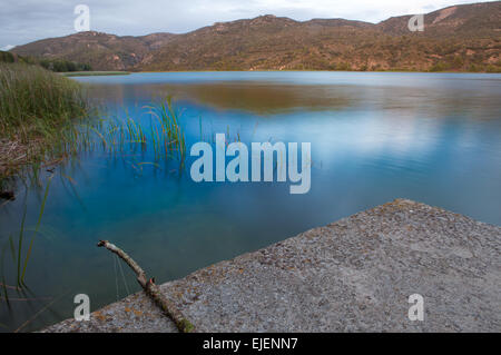 Concret pier paesaggio del serbatoio Anguix, Guadalajara, Spagna Foto Stock