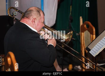 Conduttore di Vitebsk orchestra sinfonica in una sala da concerto. Foto Stock