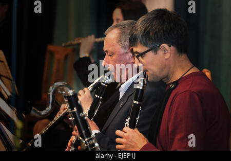 Clarinetti di Vitebsk orchestra sinfonica in una sala da concerto. Foto Stock