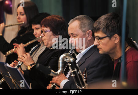 Musicisti di Vitebsk orchestra sinfonica in una sala da concerto. Foto Stock