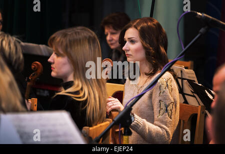 Violini di Vitebsk orchestra sinfonica in una sala da concerto. Foto Stock