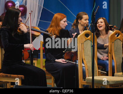 Violini di Vitebsk orchestra sinfonica in una sala da concerto. Foto Stock