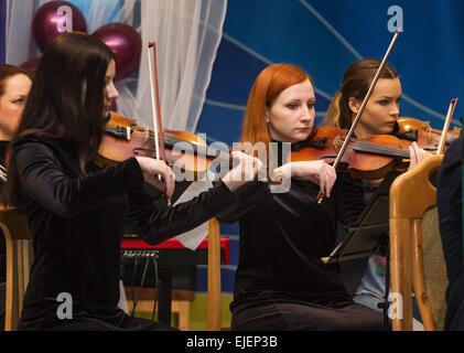 Violini di Vitebsk orchestra sinfonica in una sala da concerto. Foto Stock