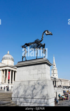 Cavallo regalo da Hans Haacke sul quarto zoccolo in Trafalgar Square. Foto Stock
