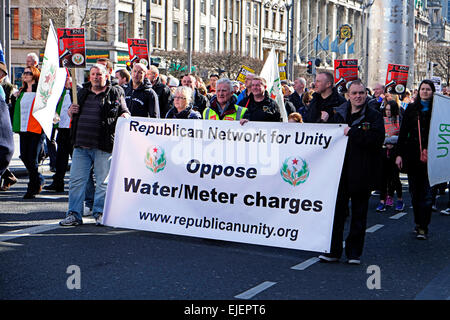 Banner repubblicana a anti-tariffe idriche proteste in O'Connell Street Dublino Irlanda nel mese di aprile 2015 Foto Stock