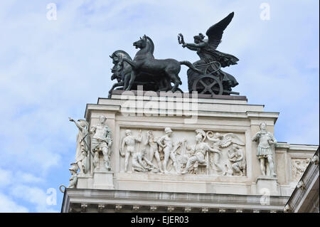 Un carro con la dea Nike statua sul tetto del parlamento austriaco edificio, Vienna, Austria. Foto Stock